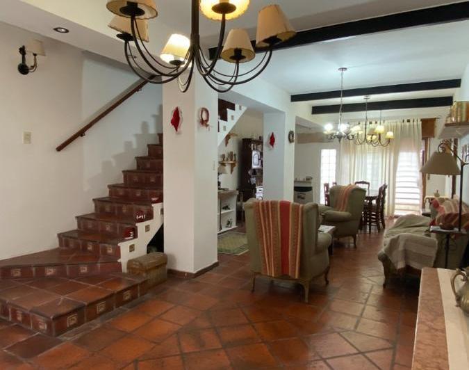 Casa · 291m² · 7 Ambientes · 1 Cochera
