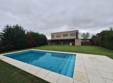 Casa de 5 ambientes, Escobar · Casa de 260 m² con 3 Dorm. en Alquiler en El Cantón.