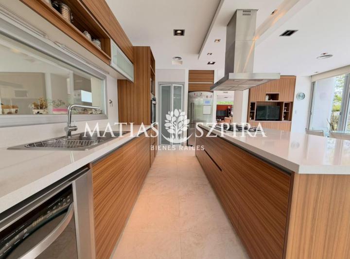 Casa · 454m² · 7 Ambientes · 2 Cocheras