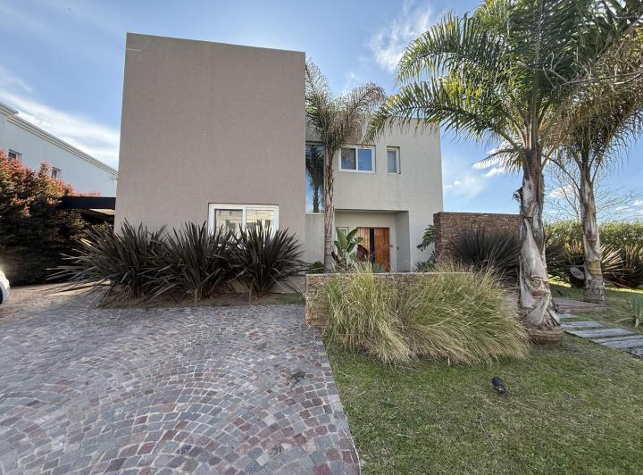 Casa · 210m² · 5 Ambientes · 4 Cocheras