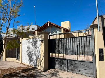 Casa · 70m² · 4 Ambientes · 1 Cochera · Casa en Alquiler con Amplio Jardin en Las Heras