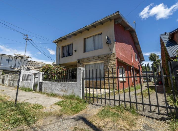 Casa · 220m² · 6 Ambientes · 3 Cocheras