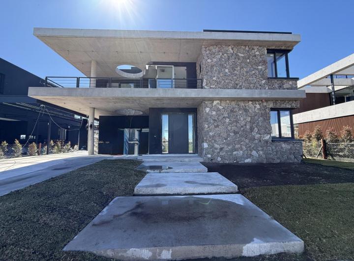 Casa · 321m² · 6 Ambientes · 6 Cocheras