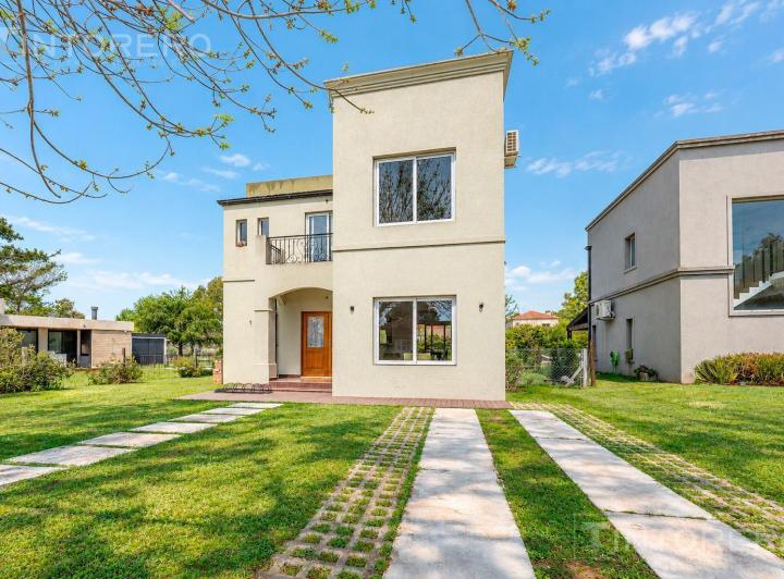 Casa · 143m² · 4 Ambientes · 2 Cocheras