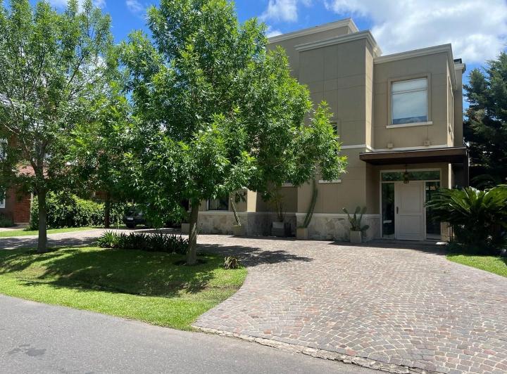 Casa · 230m² · 5 Ambientes · 1 Cochera