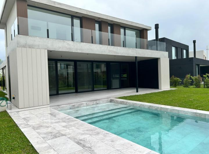 Casa · 600m² · 6 Ambientes · 4 Cocheras