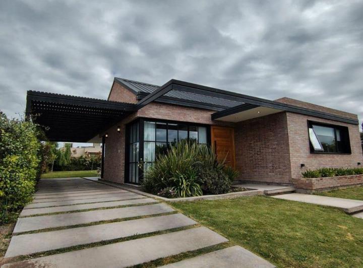 Casa · 195m² · 5 Ambientes · 2 Cocheras