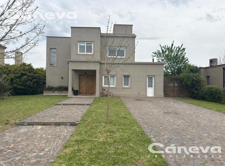 Casa · 246m² · 5 Ambientes · 2 Cocheras