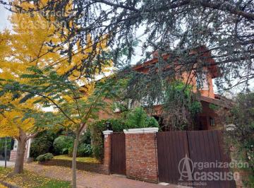 Casa · 302m² · 8 Ambientes · 1 Cochera · Casa en Venta en San Isidro - Barrio Las Carreras