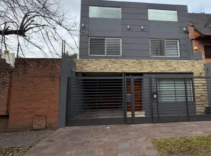 Casa · 237m² · 6 Ambientes · 2 Cocheras