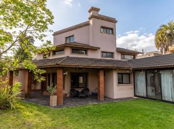 Casa · 226m² · 5 Ambientes · 2 Cocheras · Casa de 5 Ambientes en Venta en Lujan con Patio y Cochera