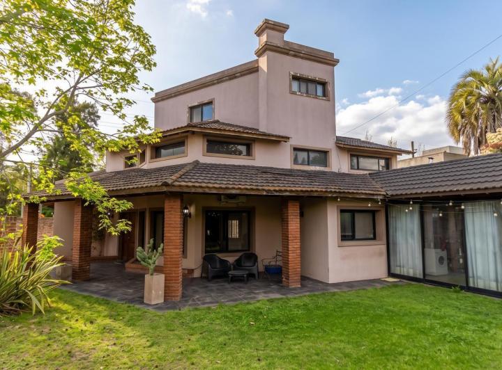 Casa · 226m² · 5 Ambientes · 2 Cocheras
