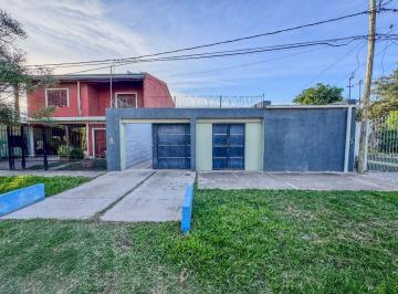 Casa de 6 ambientes, Resistencia · Casa con Local y Depósito en Terreno de 400 m² — a 50 m de Av Soberanía Nacional
