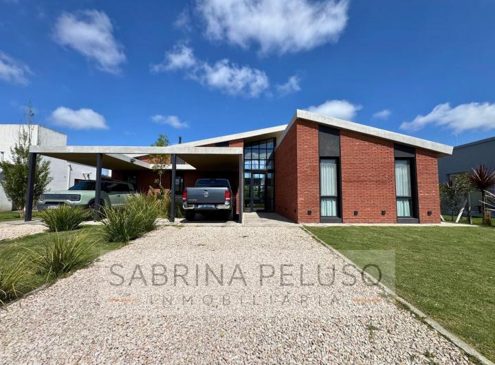 Casa · 750m² · 4 Ambientes · 4 Cocheras