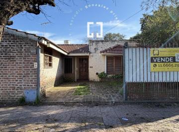 Casa · 110m² · 4 Ambientes · 1 Cochera · Venta Casa 4 Amb. con Jardin Apto Credito Oportunidad
