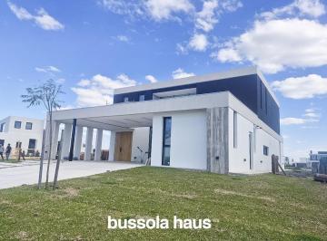 Casa · 293m² · 5 Ambientes · Casa en Venta 4 Dorm. Al Lago en Costas Puertos del Lago