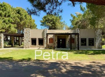 Casa · 210m² · 4 Ambientes · 2 Cocheras · Casa en Venta en Pinamar La Herradura