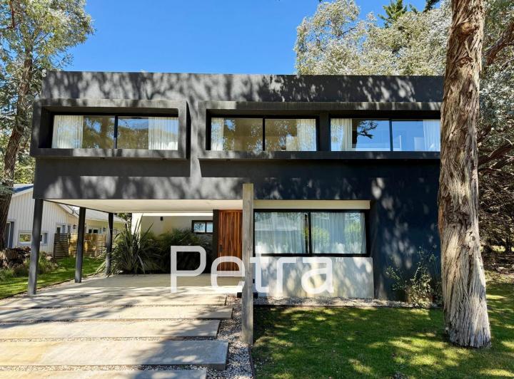 Casa · 220m² · 5 Ambientes · 2 Cocheras