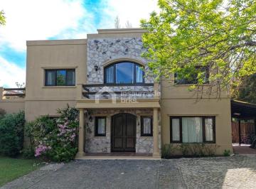 Casa · 176m² · 4 Ambientes · 4 Cocheras · Casa en Venta en La Escondida! Muy Buen Acceso, Super Amplia y con Piscina!