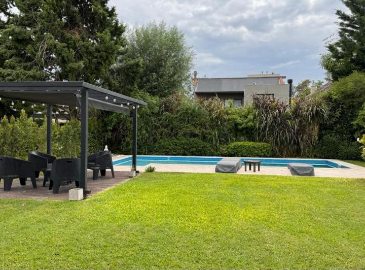 Casa · 200m² · 6 Ambientes · 4 Cocheras