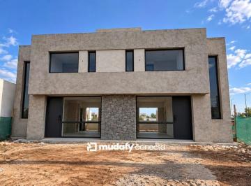 Casa · 148m² · 4 Ambientes · 2 Cocheras · Dúplex en Pampas de Manantiales - 3 Dorm. - Cochera Doble
