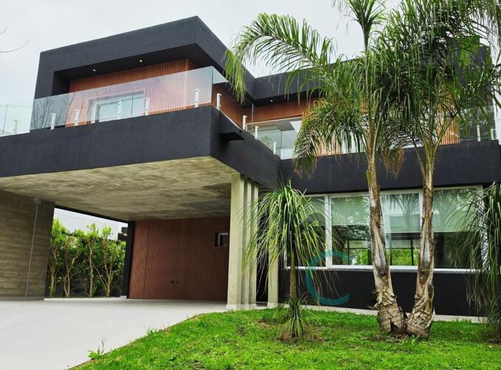 Casa · 320m² · 7 Ambientes