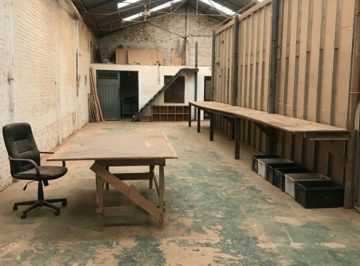Bodega-Galpón · 242m² · 5 Ambientes · 1 Cochera
