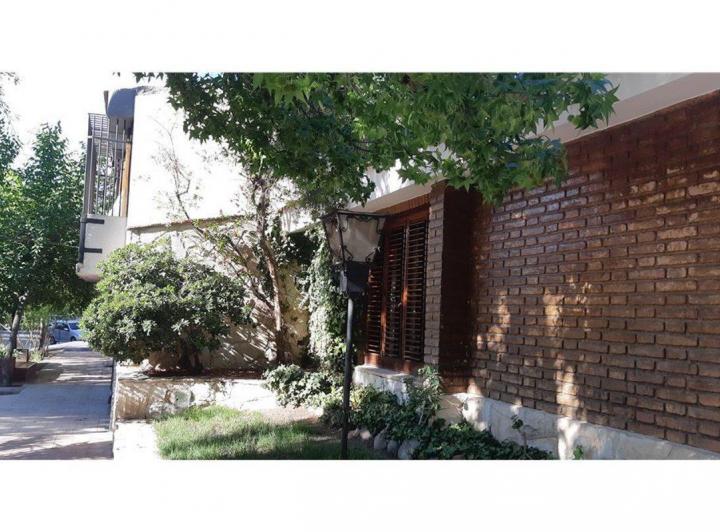 Casa · 250m² · 5 Ambientes · 2 Cocheras