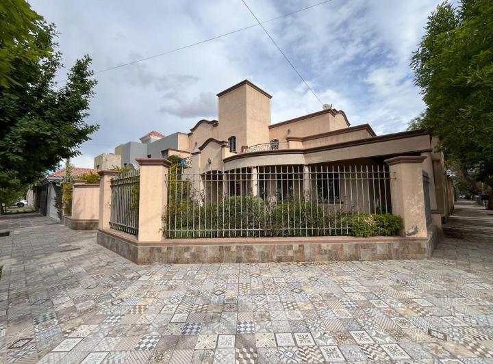 Casa · 289m² · 7 Ambientes · 1 Cochera