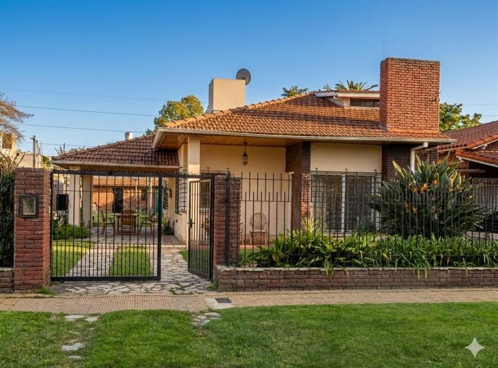 Casa · 125m² · 5 Ambientes · 2 Cocheras