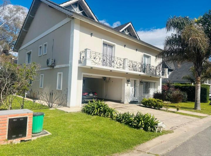 Casa · 400m² · 5 Ambientes · 4 Cocheras