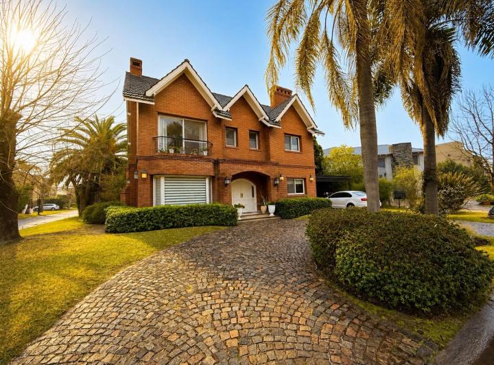 Casa · 280m² · 6 Ambientes · 2 Cocheras