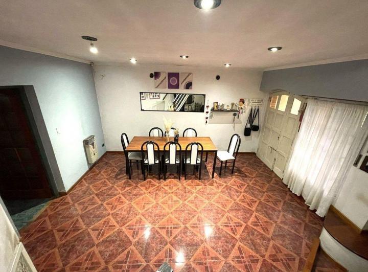 Casa · 220m² · 5 Ambientes · 2 Cocheras
