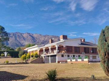 Casa · 327m² · 4 Ambientes · 2 Cocheras · Venta Casa de Categoria Los Hornillos Lote 2650 m²