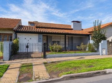 Casa · 169m² · 5 Ambientes · 1 Cochera · Casa 5 Ambientes Venta en Adrogué Apta Credito