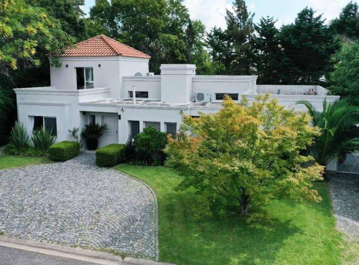 Casa · 246m² · 5 Ambientes · 3 Cocheras