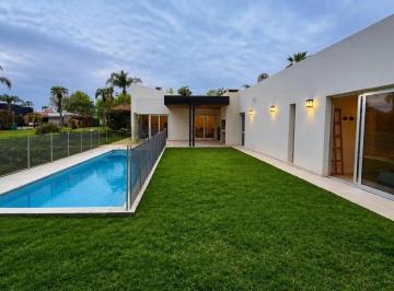 Casa · 220m² · 5 Ambientes · 1 Cochera · Venta Casa 3 Dorm. y Piscina en Funes Hills Miraflores