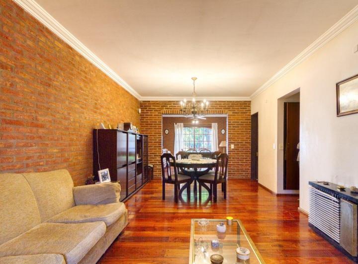 Casa · 224m² · 6 Ambientes · 2 Cocheras