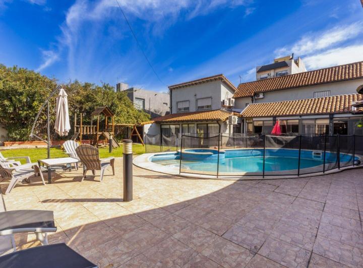 Casa · 647m² · 8 Ambientes · 5 Cocheras