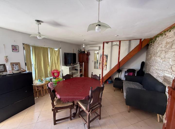 Casa · 180m² · 5 Ambientes · 4 Cocheras