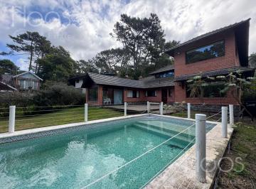 Casa · 250m² · 6 Ambientes · 4 Cocheras · Casa en Carilo Pileta Climatizada 10 Personas Quincho Parrilla Jacuzzi! Impecable