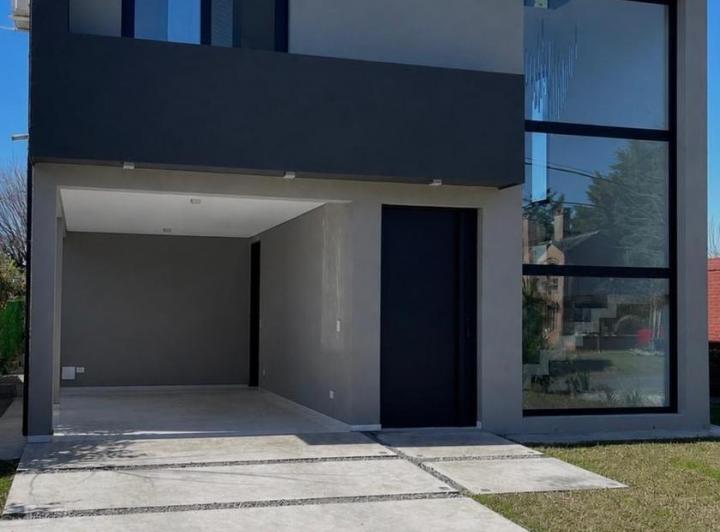 Casa · 173m² · 4 Ambientes · 3 Cocheras