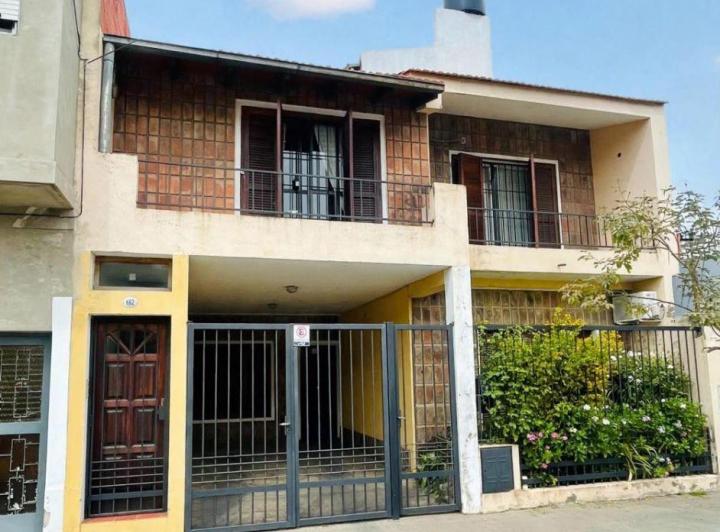 Casa · 205m² · 7 Ambientes · 1 Cochera