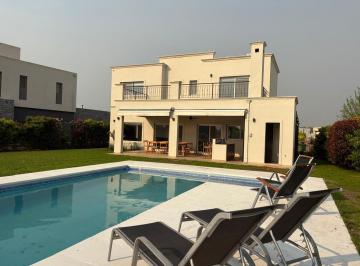 Casa · 242m² · 5 Ambientes · 6 Cocheras · Casa en Alquiler Haras Santa Maria Molino Norte