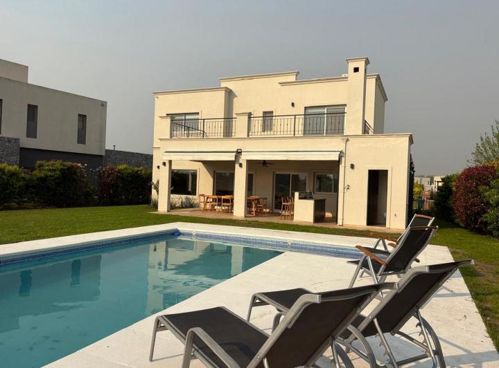 Casa · 242m² · 5 Ambientes · 6 Cocheras