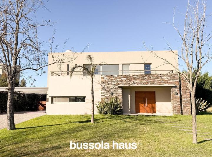 Casa · 195m² · 5 Ambientes · 2 Cocheras