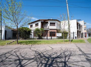 Oficina comercial · 133m² · 3 Dormitorios · Casa en Venta 33 E/ 28 y 29