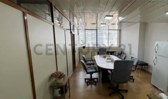 Oficina comercial · 300m² · 5 Ambientes · 1 Cochera