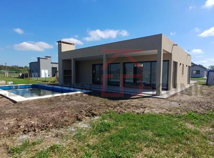 Casa · 140m² · 4 Ambientes · 3 Cocheras