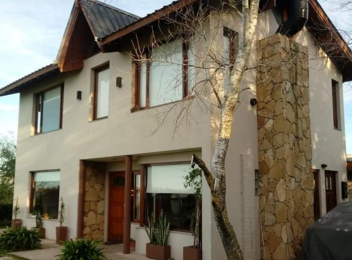 Casa · 195m² · 5 Ambientes · 2 Cocheras
